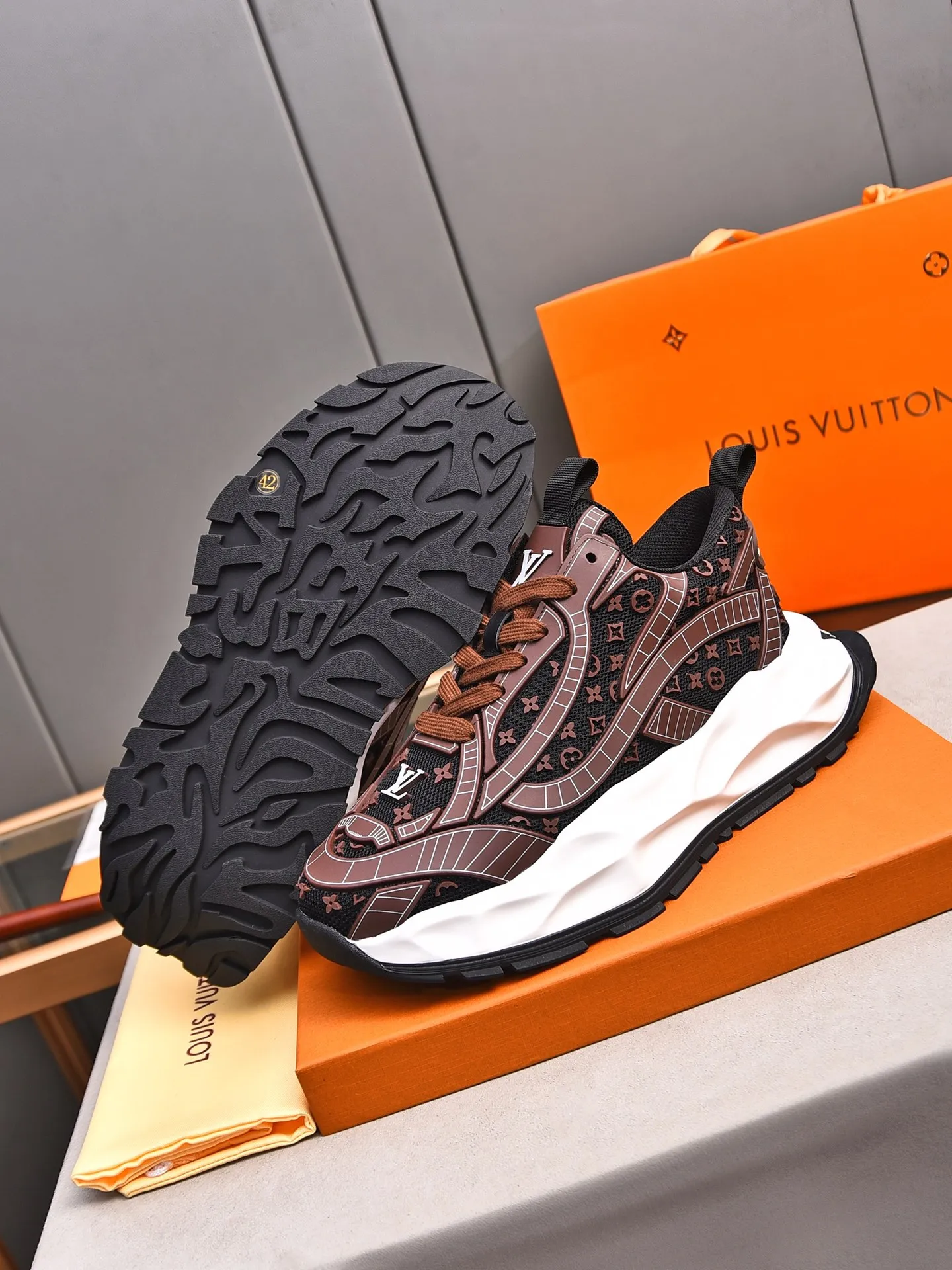 Men's shoes 💰580 📛📛【LOUIS VUITTON】Louis Vuitton 2024 new products👟Milan fashion catwalk style🇰🇾🇰🇾LV family logo, big-name style, a must-have for fashionistas⚠️Imported mesh with high-tech glue technology➕Cow leather➕Breathable mesh lining➕Genuine leather feet➕Special foam outsole👞Number 38-44 (45 46 custom-made)